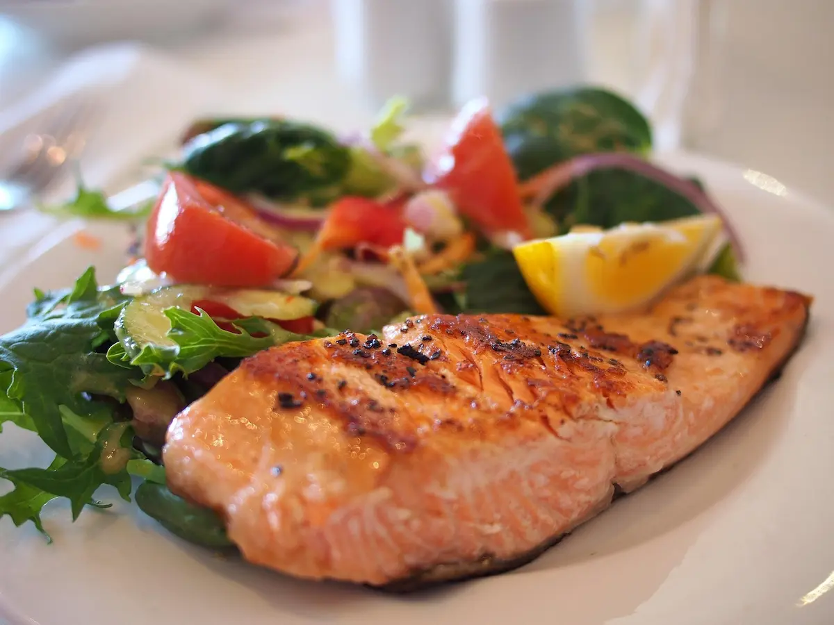 O que comer antes e depois do treino: Guia completo
